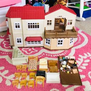 Calico critters house with accessories, critters